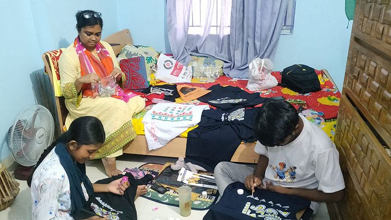 হাতের কাজেই সফল উদ্যোক্তা বগুড়ার লুবনা
