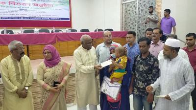নেত্রকোনায় রোগীরা পেলেন অনুদানের চেক
