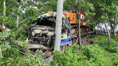 গোপালগঞ্জে ট্রাক-অ্যাম্বুলেন্স সংঘর্ষে নিহত ৪
