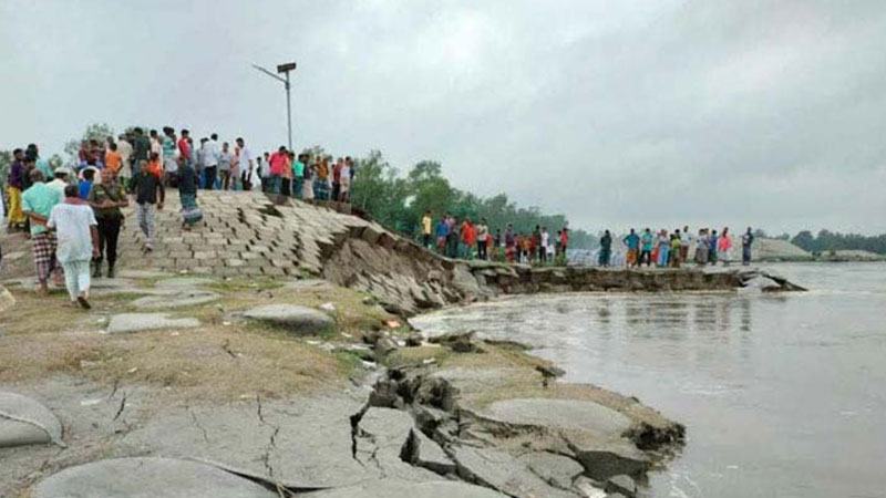 সিরাজগঞ্জে ধসে পড়ল তীর রক্ষা বাঁধ