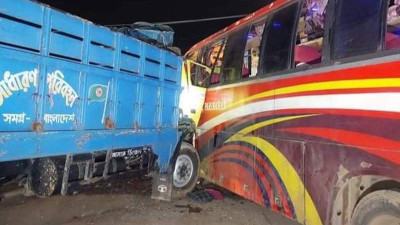 গাইবান্ধায় বাস-ট্রাক সংঘর্ষে ৩ জন নিহত, আহত ৩০