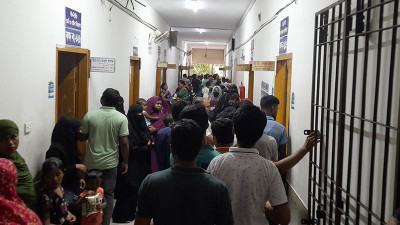 অতিরিক্ত রোগীর চাপ সামলাতে হিমশিম খাচ্ছেন চিকিৎসকরা
