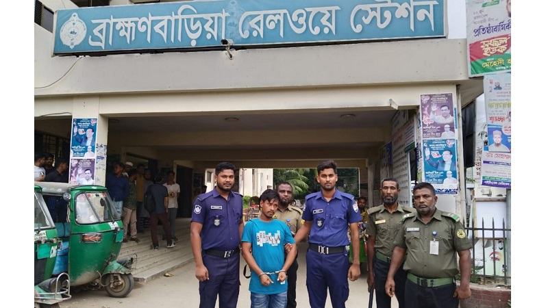 কালোবাজারে টিকিট বিক্রি করতে গিয়ে ছদ্মবেশী ম্যাজিস্ট্রেটের হাতে আটক