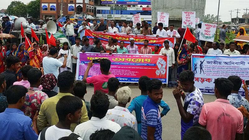 আদিবাসী স্বীকৃতির দাবিতে সড়ক অবরোধ