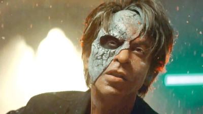 ভিন্ন লুকে প্রশংসায় ভাসছেন শাহরুখ
