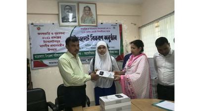গাইবান্ধায় ট‍্যাব পেল ২৩৯ স্কুলশিক্ষার্থী