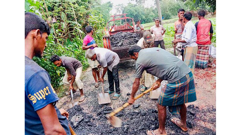হিলিতে সড়ক নির্মাণকাজ বন্ধ করলেন ইউএনও