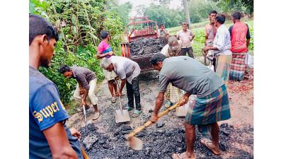 হিলিতে সড়ক নির্মাণকাজ বন্ধ করলেন ইউএনও