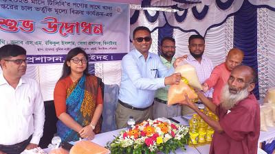 ঝিনাইদহে টিসিবির পণ্য বিক্রি শুরু