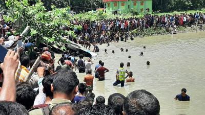 ঝালকাঠিতে নিয়ন্ত্রণ হারিয়ে বাস পুকুরে, নিহত বেড়ে ১৭