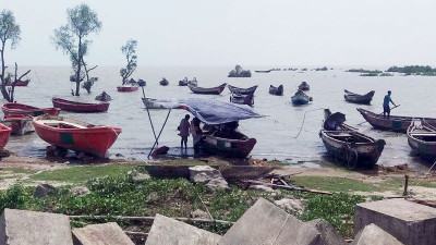 সাগরে মাছ শিকারে প্রস্তুত মিরসরাইয়ের জেলেরা