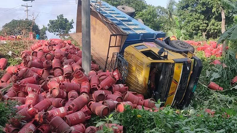 নাটোরে সিলিন্ডারবাহী ট্রাকের সঙ্গে বাসের সংঘর্ষে নিহত ২