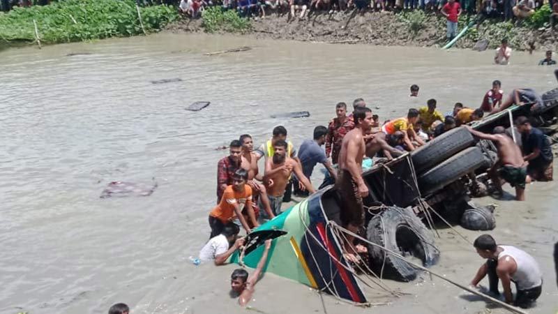 ঝালকাঠিতে বাস উল্টে পুকুরে, হাসপাতাল ছেড়েছেন ৩৩ জন