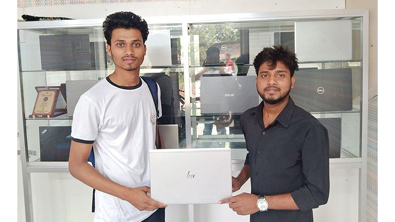 পরিবারের ত্রাণকর্তা রাবি শিক্ষার্থী মাহমুদ