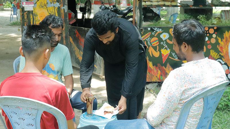 তিন বন্ধুর উদ্যোগে ক্যাম্পাসের একমাত্র ফুডকোর্ট