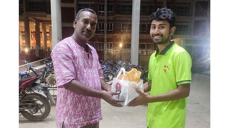ক্যাম্পাসে ফুড ডেলিভারির সফল উদ্যোক্তা আরিফ
