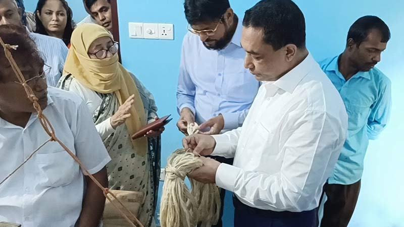 আনারসের পাতার আঁশ দিয়ে সিল্ক কাপড় তৈরি