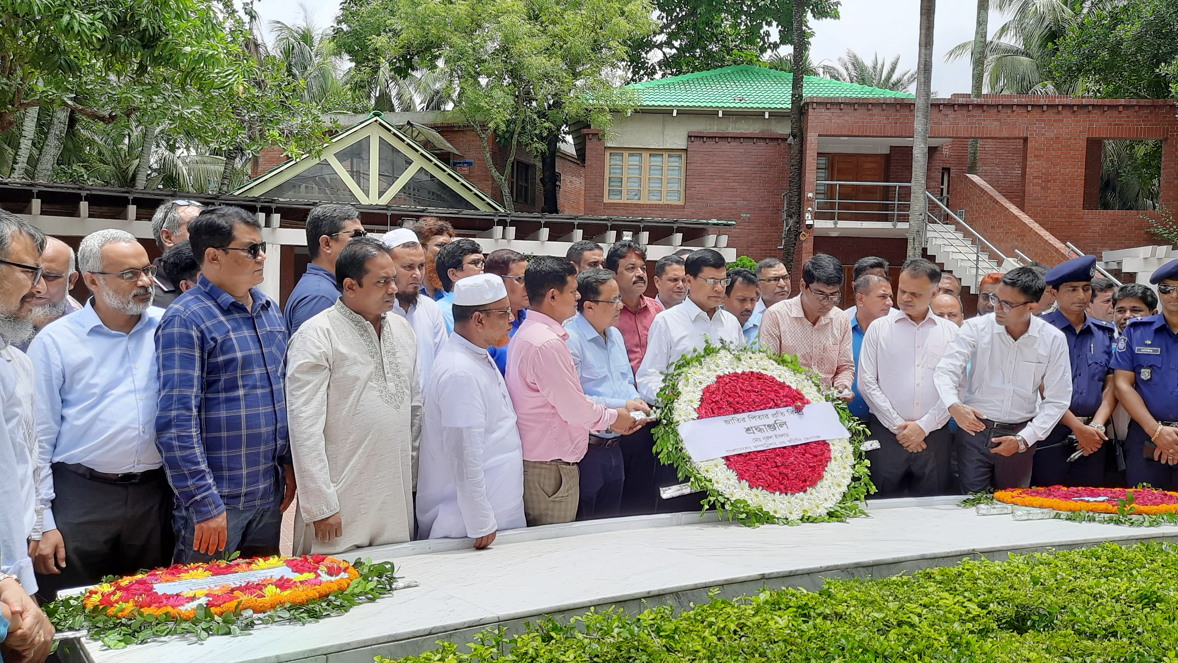 বঙ্গবন্ধুর সমাধিতে নবনিযুক্ত সিএজির শ্রদ্ধা নিবেদন