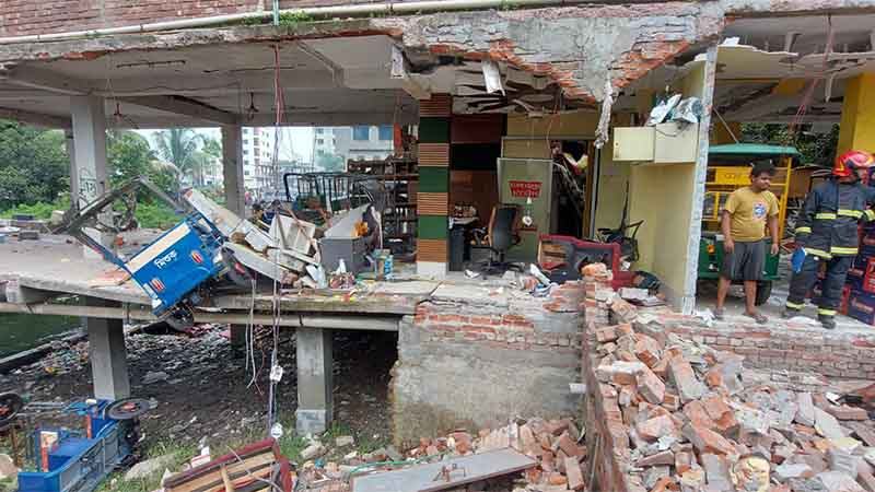  নারায়ণগঞ্জের কাশিপুরে অটোরিক্সার শো-রুমে বিস্ফোরণ, ১৬ জন আহত