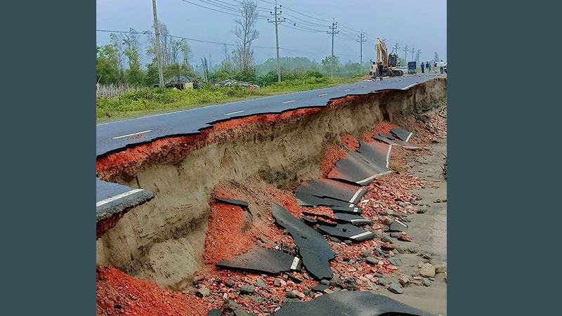 জোয়ারের পানির তোড়ে তছনছ টেকনাফের মেরিন ড্রাইভ সড়ক