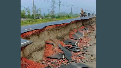জোয়ারের পানির তোড়ে তছনছ টেকনাফের মেরিন ড্রাইভ সড়ক