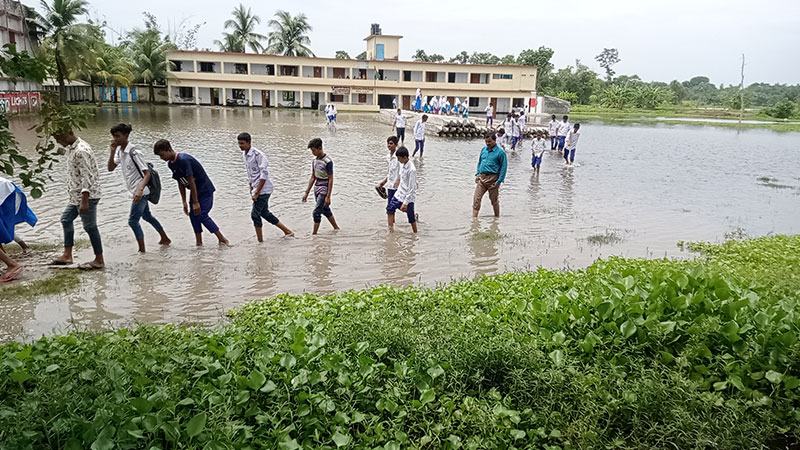 সাতক্ষীরায় বিদ্যালয় মাঠে জলাবদ্ধতায় দুর্ভোগ