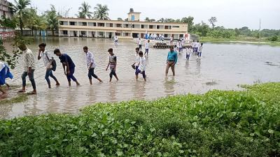 সাতক্ষীরায় বিদ্যালয় মাঠে জলাবদ্ধতায় দুর্ভোগ