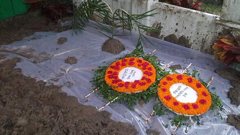 মা-বাবার কবরের পাশে শায়িত কবি মোহাম্মদ রফিক
