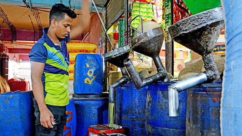 পাইকারি বাজারে পাম অয়েল ও চিনির দাম নিম্নমুখী