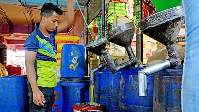 পাইকারি বাজারে পাম অয়েল ও চিনির দাম নিম্নমুখী