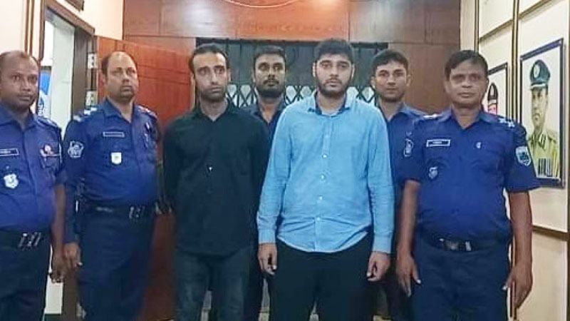 বগুড়ায় প্রতারণার অভিযোগে দুই ইরানি যুবক গ্রেফতার