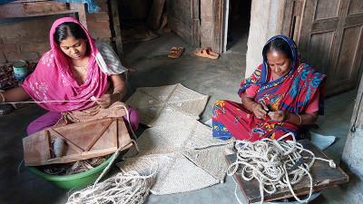 পাটজাত পণ্য তৈরি করে সচ্ছলতা এনেছেন নারীরা
