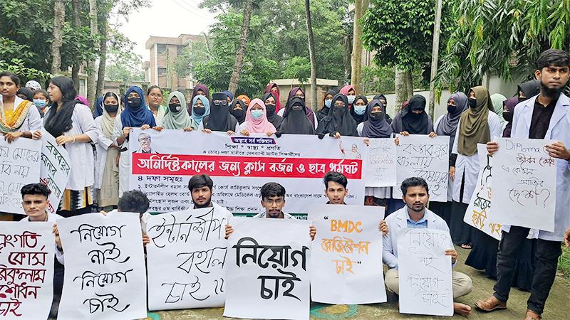 বাগেরহাটে চার দফা দাবিতে ম্যাটস শিক্ষার্থীদের ধর্মঘট