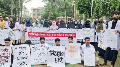 বাগেরহাটে চার দফা দাবিতে ম্যাটস শিক্ষার্থীদের ধর্মঘট