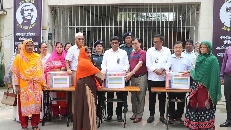 বরিশালে কারামুক্ত নারীরা পেলেন সেলাই মেশিন