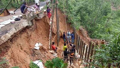 রাঙ্গামাটির আট সড়কের ৫৪ স্থানে ধস