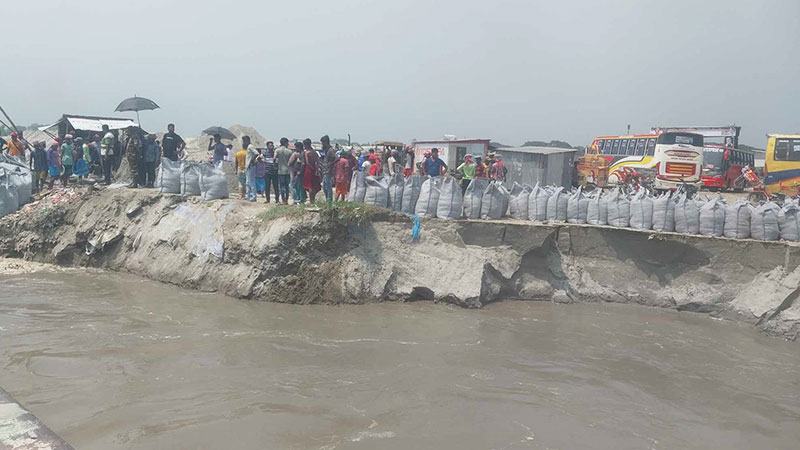 পদ্মার ভাঙনে হুমকির মুখে দোহারের মৈনটঘাট