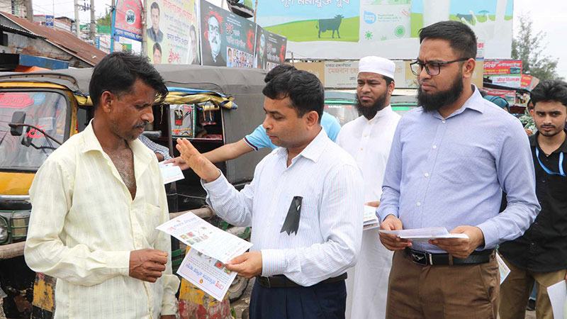 ডেঙ্গু সচেতনতায় জেলা প্রশাসনের লিফলেট বিতরণ