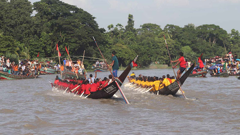 নবাবগঞ্জে ইছামতী নদীতে নৌকাবাইচ