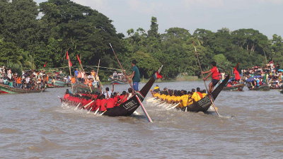 নবাবগঞ্জে ইছামতী নদীতে নৌকাবাইচ