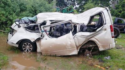 আনন্দ ভ্রমণে বেরিয়ে সড়কে ঝরল প্রাণ