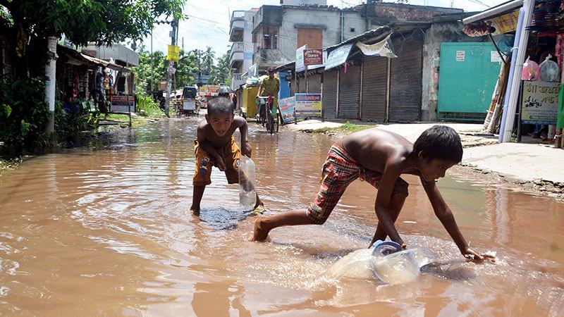 ১৫ সড়কে জলাবদ্ধতায় নাকাল যশোর পৌরবাসী