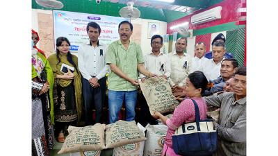 বান্দরবানে বন্যার্তদের মাঝে ধানবীজ ও খাদ্য বিতরণ