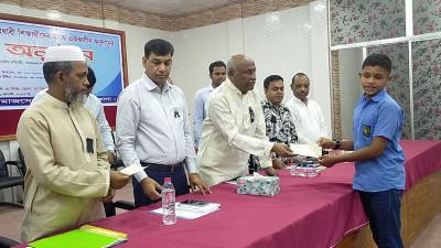 দুই শতাধিক শিক্ষার্থী পেল অনুদানের চেক