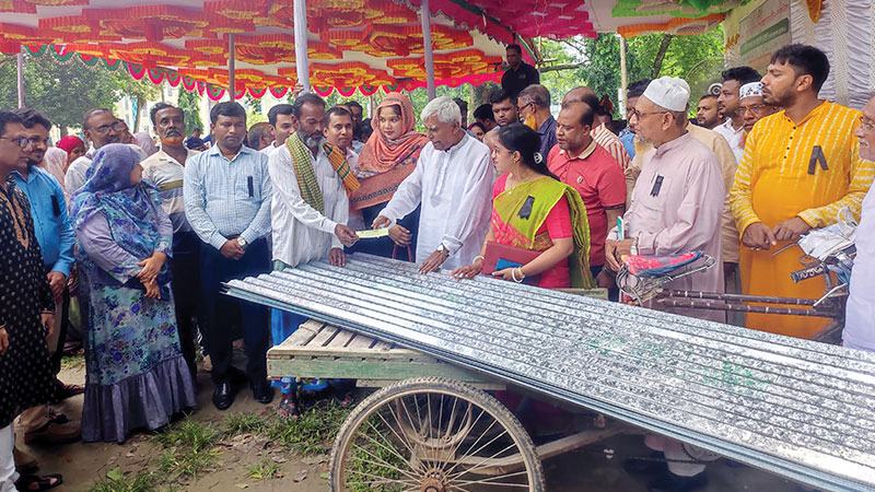 আলমডাঙ্গায় দুস্থদের মাঝে ঢেউটিন ও অর্থ বিতরণ