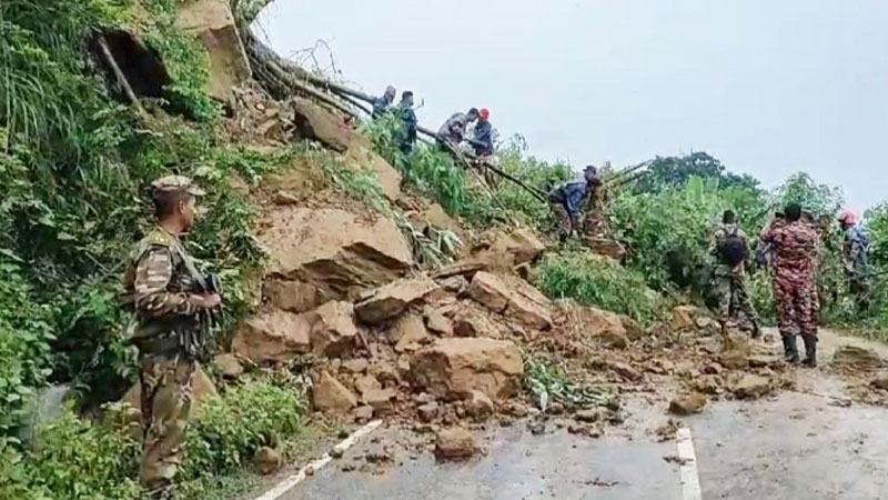 খাগড়াছড়িতে পাহাড় ধস, ৯ ঘণ্টা পর যান চলাচল শুরু
