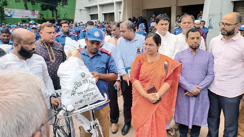 লক্ষ্মীপুরে বাইসাইকেল পেলেন ১২৯ গ্রাম পুলিশ সদস্য