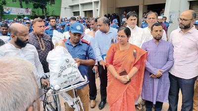 লক্ষ্মীপুরে বাইসাইকেল পেলেন ১২৯ গ্রাম পুলিশ সদস্য