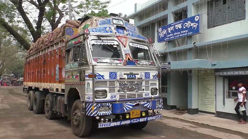 ক্রেতা সংকটে নিম্নমুখী পেঁয়াজের বাজার