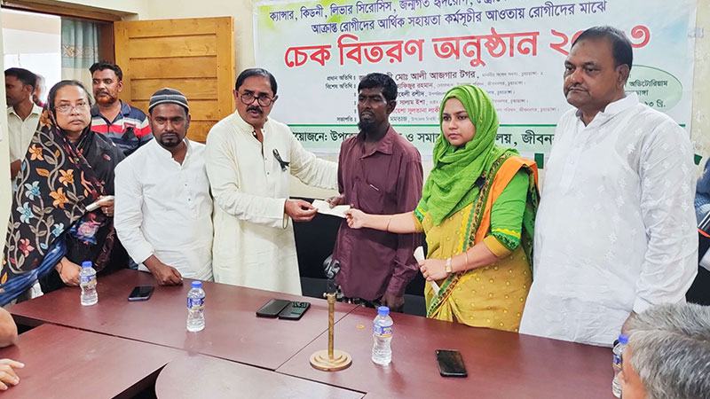 বাইসাইকেল ও আর্থিক সহায়তার চেক বিতরণ